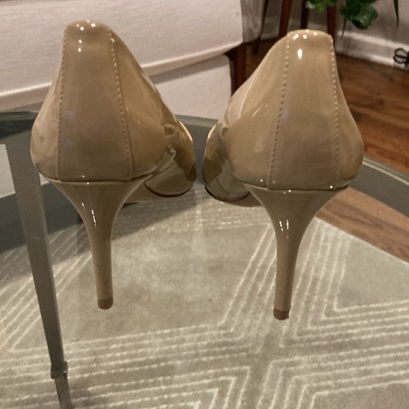 Vince Camuto 8.5 tan patent leather high heel. EUC, worn once. Beautiful shoe - Picture 3 of 7